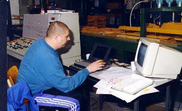 Hier ben ik een PLC-programma aan het schrijven voor een straatstenen machine bij de firma Kalkman